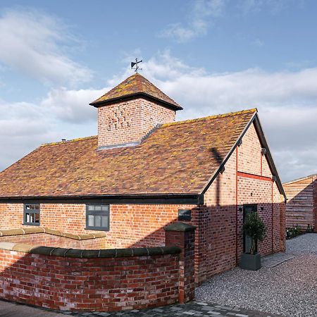 Вилла Pigeon House - Unique Barn With Private Garden, Hot Tub And Wood Burner Шрусбери Экстерьер фото