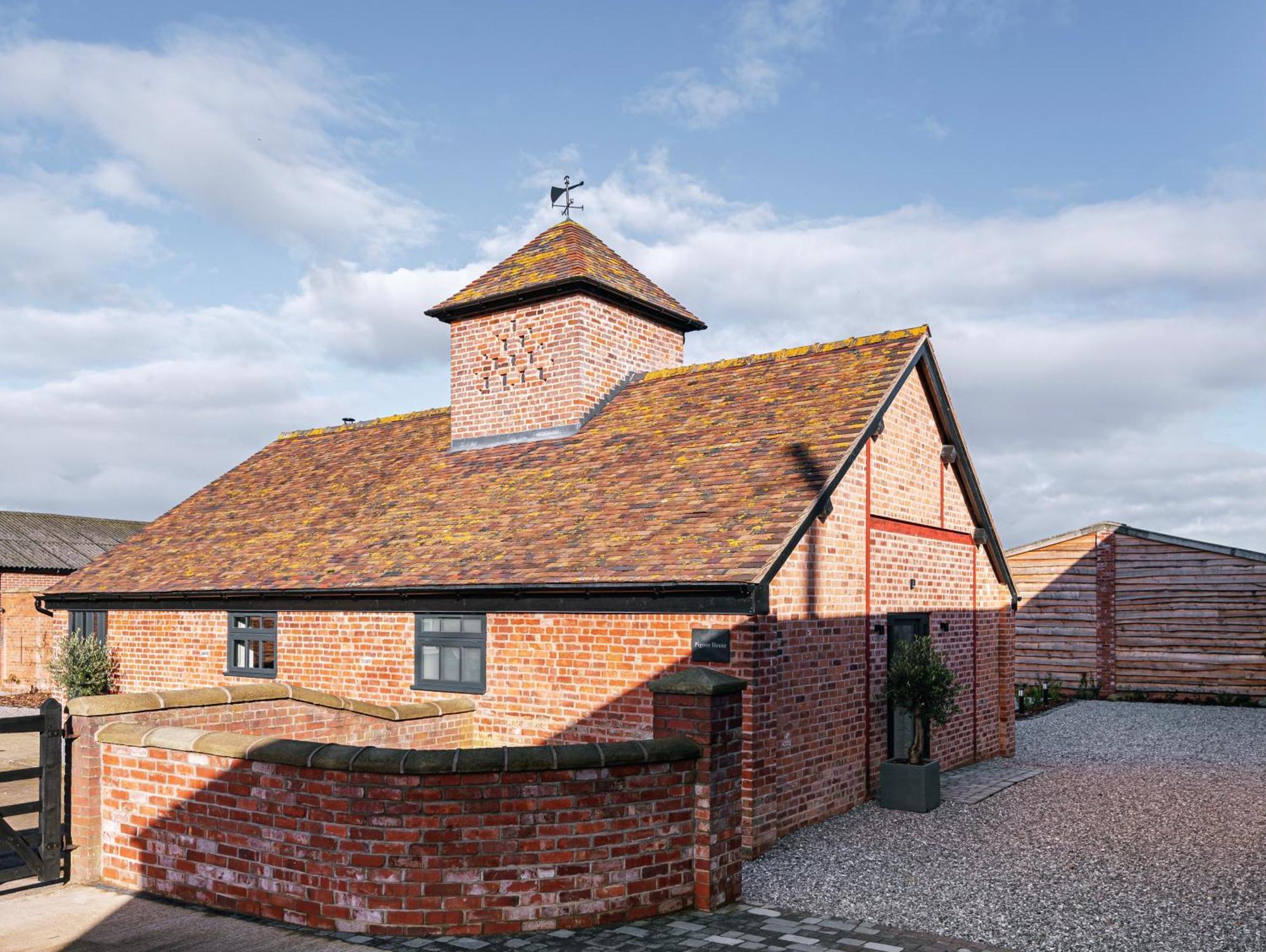 Вилла Pigeon House - Unique Barn With Private Garden, Hot Tub And Wood Burner Шрусбери Экстерьер фото